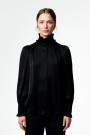 Framhus Sort semi-satin silk charmeuse 'Mila' bluse med smockhals og mansjetter thumbnail
