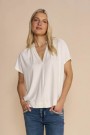 Mos Mosh Ecru viskose 'Shira Tee' v-topp med ledig silhuett. Must have! thumbnail