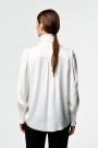 Framhus Hvit semi-satin silk charmeuse 'Mila' bluse med smockhals og mansjetter thumbnail