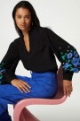 Fabienne Chapot Sort 'Harry' viskose bluse med blå broderte blomster thumbnail