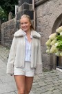 Beaumont Offwhite faux fur 'Yuki' jakke som er vendbar thumbnail
