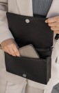 Markberg Sort kalveskinn 'Dahlia Clutch Rivet' veske med nagler i grafisk form thumbnail