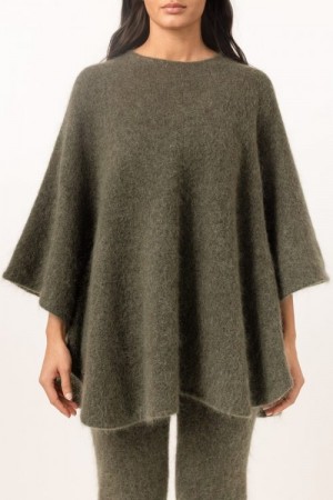 Cathrine Hammel Grønn 'Soft demi curvy poncho' i soft mohair