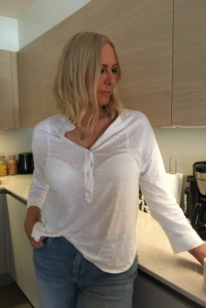 Majestic Hvit 'Tunisien M Longues' lin topp med knapper og buet i front. MUST HAVE!