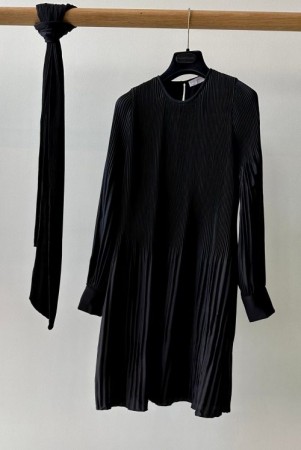 Cathrine Hammel Sort shiny 'Satin Miami' plissert kjole med belte