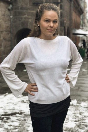 Cathrine Hammel Offwhite båthals-genser med tompetmansjett