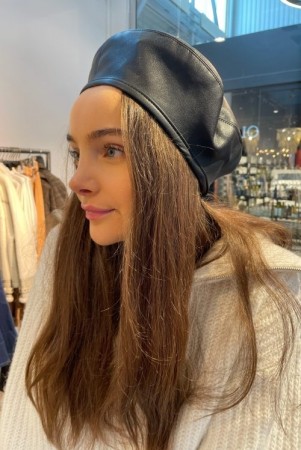 Stand Sort trendy faux leather 'Freida' beret i fake skinn