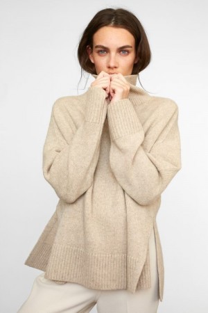 Cathrine Hammel Praktfull kremmelert oversized pologenser med splitt av YAK/merino