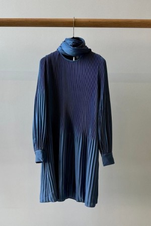 Cathrine Hammel shiny blue 'Satin Miami' plissert kjole med belte