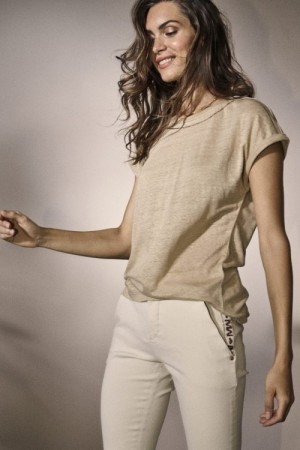 Mos Mosh Beigesand 'Ina Sequin Tee' lin topp med paljettpynt