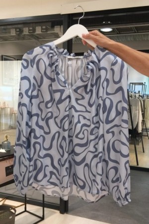 Amuse Blåmønstret '81021' luftig og lett silke/viskose bluse med draperinger i v-hals og ermer