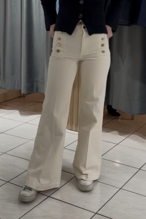 Vicolo Vanilje 'Giudith' high waist vid bukse med gullknapper L32