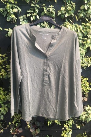 Majestic Lindegrønn 'M011 FTU 049' lin topp med knapper og buet i front. MUST HAVE!