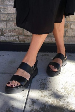 Shoe Biz Sort 'Namibia Vaqueta' skinn sandaler med kraftige og coole såler.