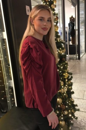 Amuse Bordeaux 'Michelle' silkebluse med rund hals og puffet erme
