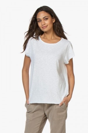 American Vintage Hvit 'Son30t' t-shirt med råkant. BESTSELGER!