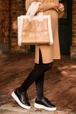 Stand beige 'Lolita Shearling' Veske
