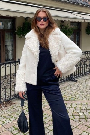 Beaumont Offwhite 'Short Lama Fur Coat' fuskejakke
